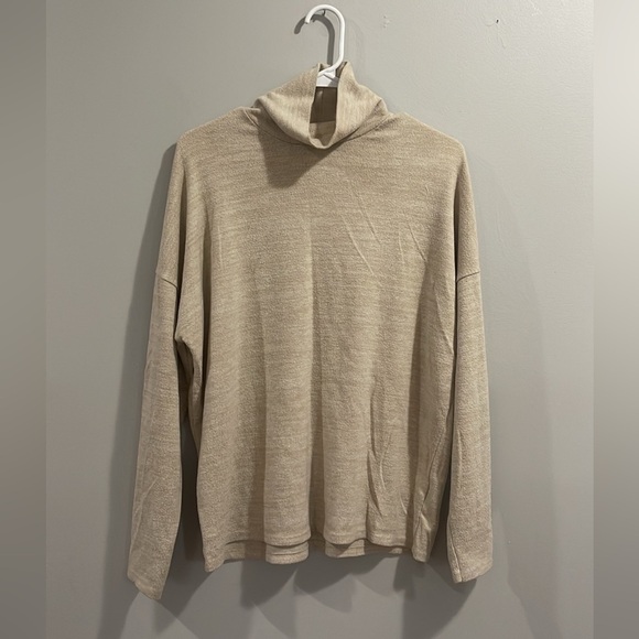 H&M Cream Turtleneck Lightweight sweater | medium - Picture 1 of 3